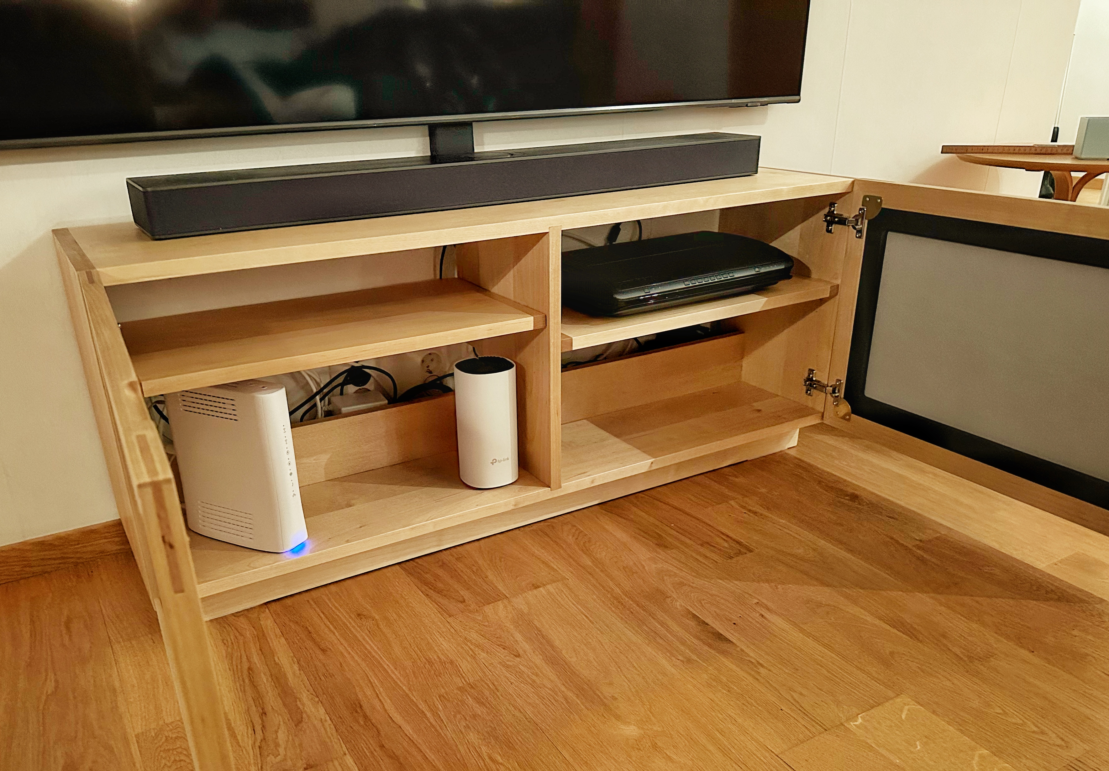 TV-bänk i stavlimmad björk