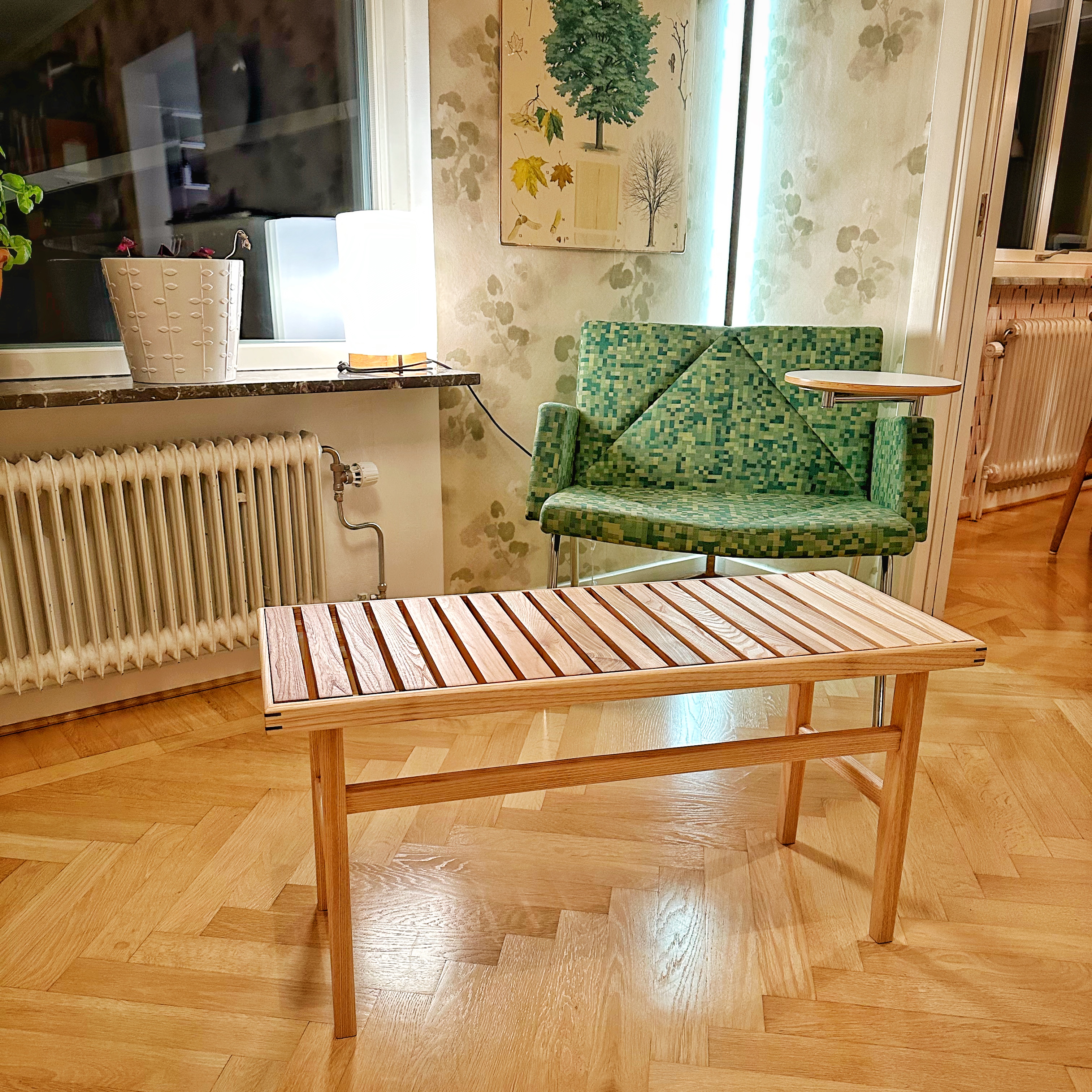 Liten sittbänk i ask och spillvirke