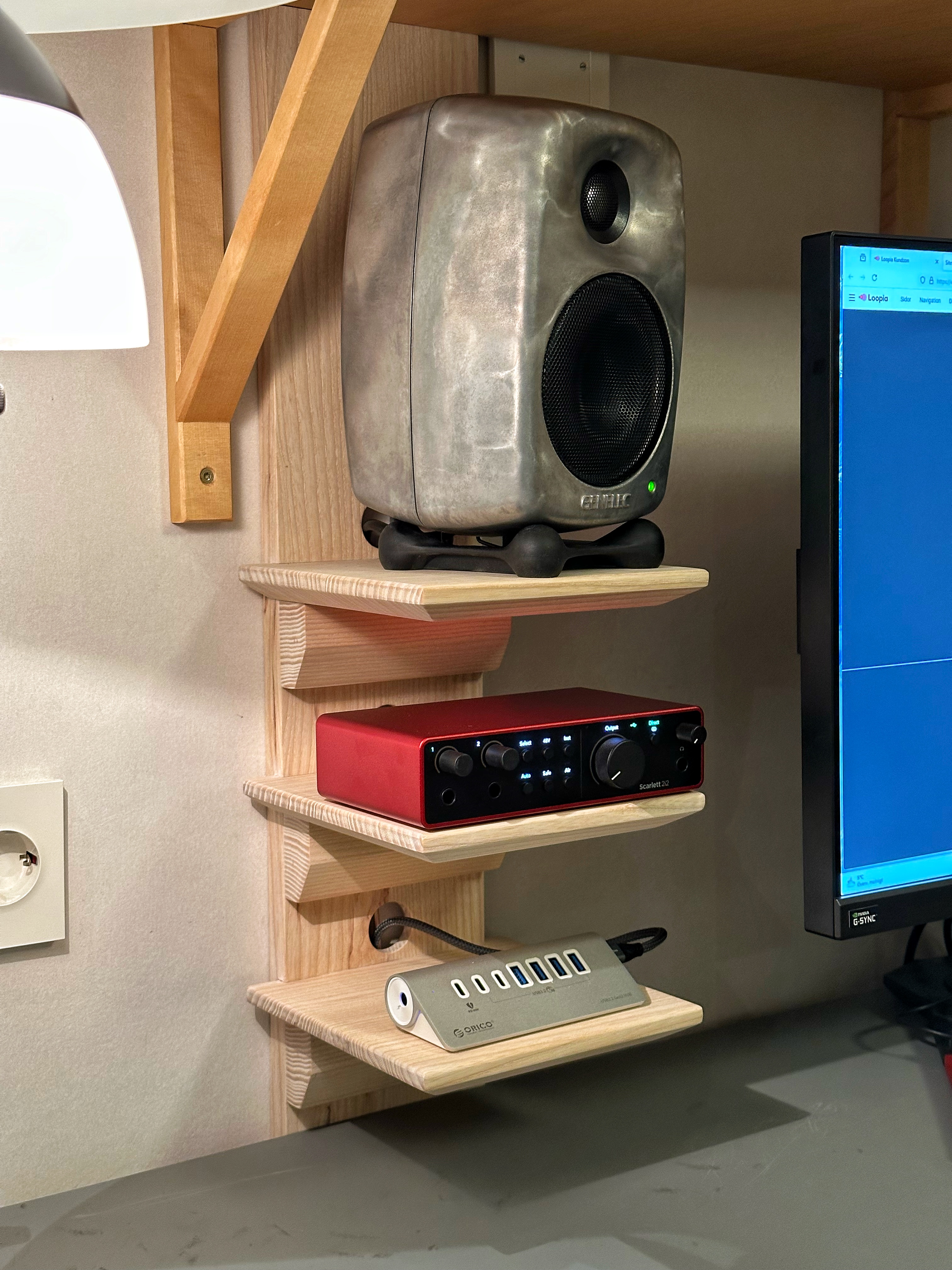 Liten hylla i ask till datorhögtalare