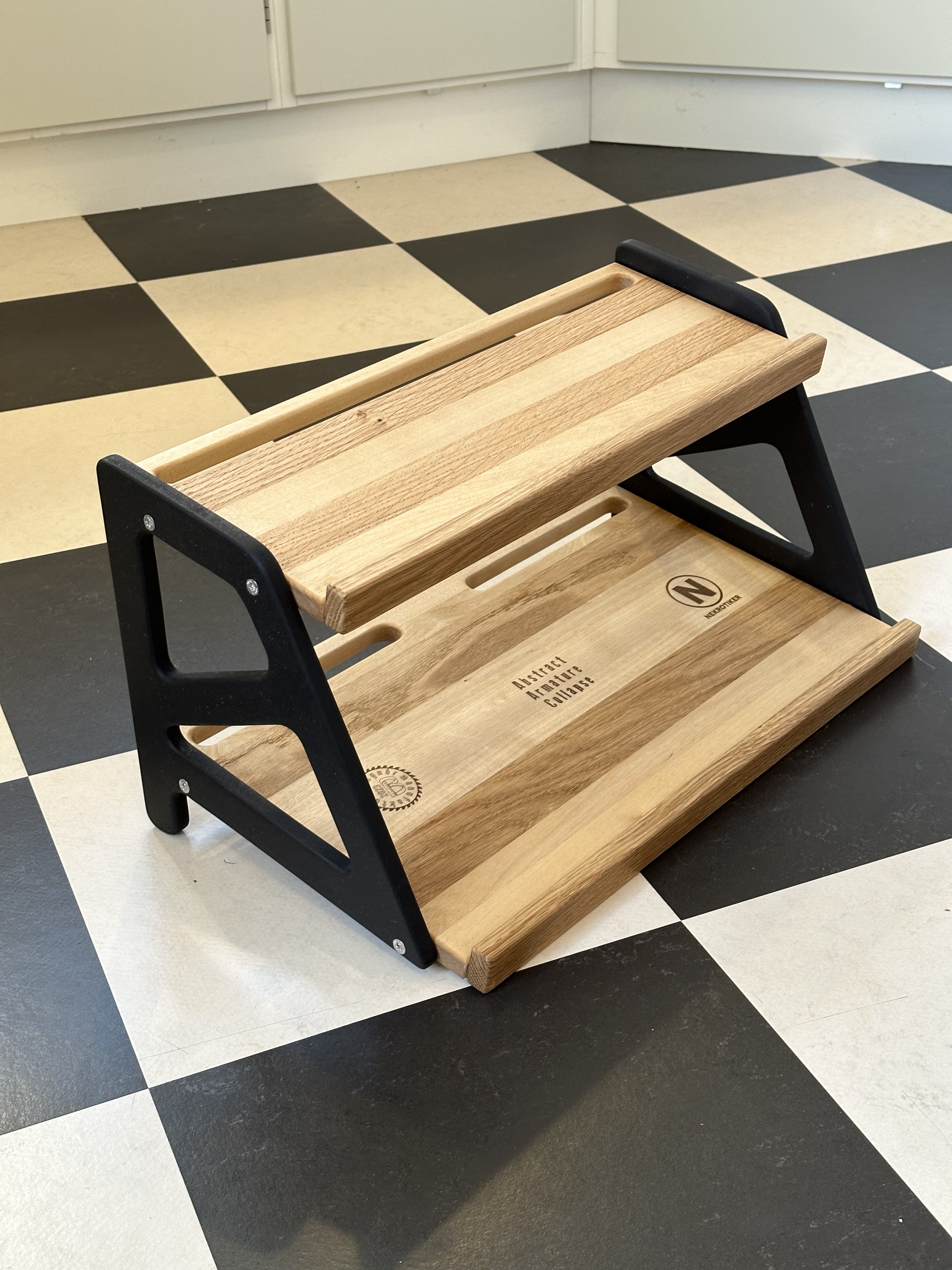 Pedalställ i stavlimmad björk och ek samt Valchromat