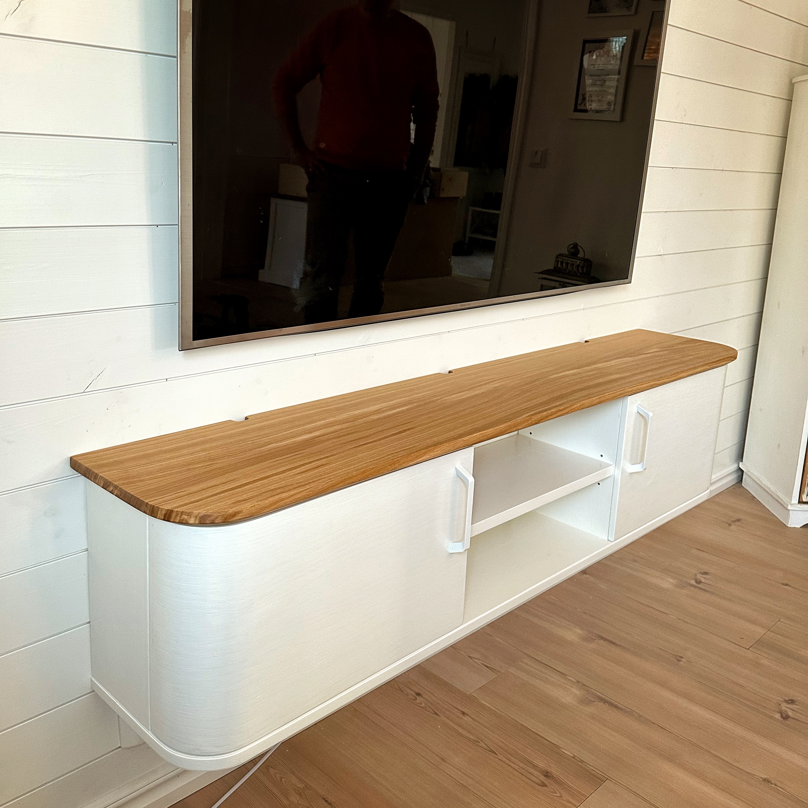 Vägghängd tv-bänk i ek och ask, vitmålad